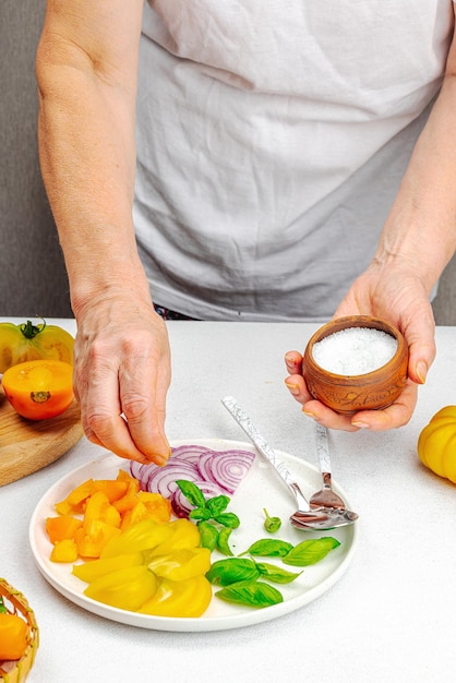 szef kuchni przygotowujący potrawę